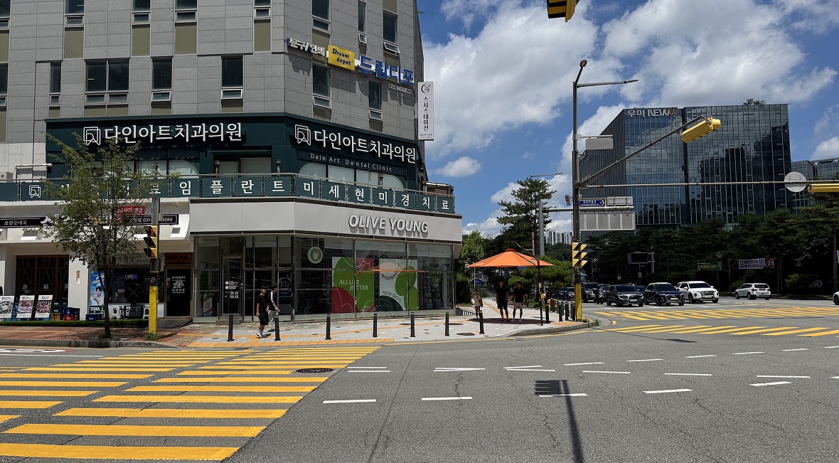 2단계 — 올리브영을 방향으로 횡단보도를 건너 계속 직진합니다.